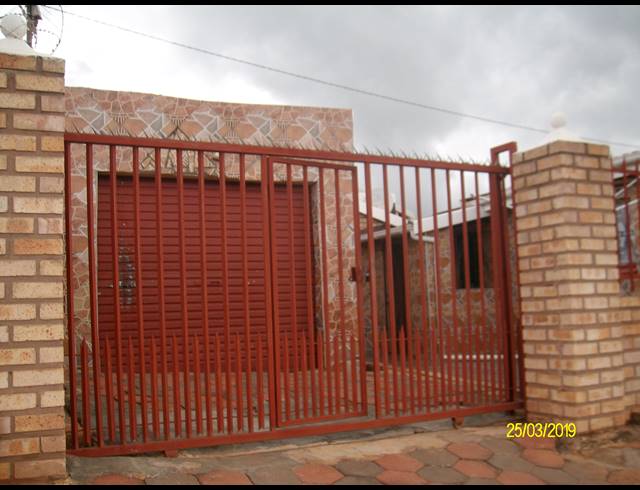 3 BEDROOM FREEHOLD FOR SALE IN MPOPHOMENI